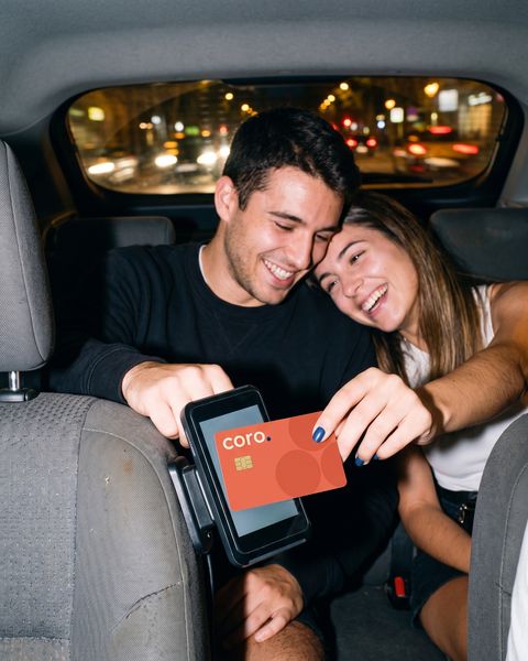 Una pareja paga el taxi de vuelta a casa con la tarjeta coro