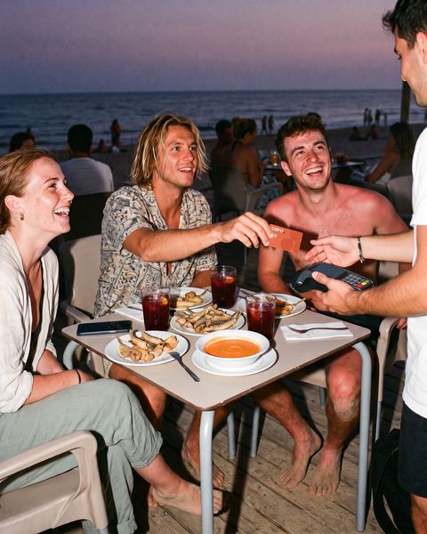 Amigos de viaje en un chiringuito de Cádiz pagan la cena con la tarjeta coro